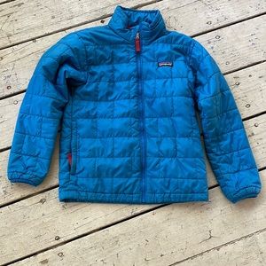 Blue Patagonia jacket with three pockets 2 on the outside, one on inside